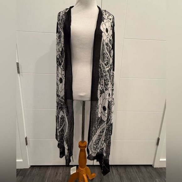 steinmart Accessories - NWT Black and White Floral Kimono Cardigan